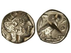 Tetradracma. 449-413 a.C. ATENAS. Anv.: Cabeza de Atenea con casco a derecha. Rev.: Lechuza en pie a derecha, delante A¶E, detrás rama de olivo y creciente. 17,10 grs. AR. (Contramarca circular y cort