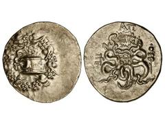 Tetradracma cistofórico. 133 a.C. PÉRGAMO. Anv.: Cista mística dentro de corona de hojas de hiedra. Rev.: Carcaj entre serpientes, alrededor monogramas y símbolos. 12,10 grs. AR. Se-3947 var. EBC-.