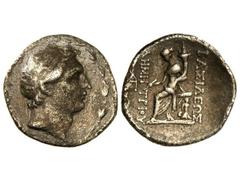 Tetradracma. 162-150 a.C. DEMETRIO I. REINO SELÉUCIDA. Anv.: Cabeza diademada a derecha, dentro de corona de laurel. Rev.: Tyche entronizada a izquierda, delante y detrás leyenda. 15,20 grs. AR. (Raya