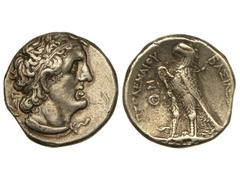 Tetradracma. 305-283 a.C. PTOLOMEO I. ALEJANDRÍA. Anv.: Cabeza diademada de Ptolomeo I a derecha. Rev.: Águila en pie a izquierda sobre haz de rayos, alrededor leyenda. 14,20 grs. AR. (Pequeñas rayita