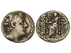 Tetradracma. 113-95 a.C. ANTÍOCO IX. REINO SELÉUCIDA. Anv.: Cabeza diademada a derecha. Rev.: Zeus entronizado a izquierda, delante y detrás leyenda. 15,30 grs. AR. Se-7162 var. busto sin barba. MBC/M