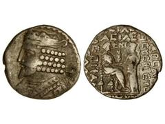 Tetradracma. 40-45 d.C. VARDANES I. PARTIA. Anv.: Busto diademado y acorazado a izquierda. Rev.: El rey entronizado a derecha, recibiendo palma de Tyche, alrededor leyenda. 13,60 grs. (Golpe en anvers