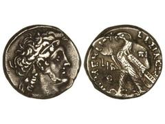 Tetradracma. 221-204 a.C. PTOLOMEO IV. ALEJANDRÍA. Anv.: Cabeza Ptolomeo a derecha. Rev.: Águila estante a izquierda alrededor leyenda. 13,60 grs. Pátina. (Hojas en anverso y lámina saltada en reverso