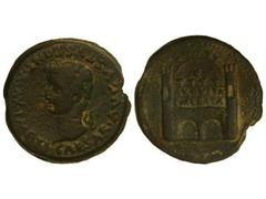 Dupondio. ÉPOCA DE TIBERIO. EMÉRITA AUGUSTA. Anv.: TI. CAESAR AVGVSTVS PON. MAX. IMP. Busto de Tiberio a izquierda. Rev.: Puerta de la ciudad, sobre ella AVGVSTA EMERITA. 28,60 grs. Pátina verde. AB-1