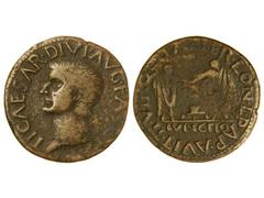 As. ÉPOCA DE TIBERIO. ILICI. Anv.: TI. CAESAR DIVI AVG. F. (AVG. (P. M.). Cabeza de Tiberio a izquierda. Rev.: IVMCTIO. L. TER. LON. L. PAQ. A. VIT. II VIR. Q. C. I. I. A. Personajes togados. 10,80 gr