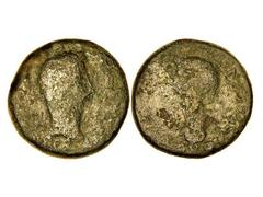 Dupondio. REINADO DE AUGUSTO. COLONIA ROMULA. Anv.: Cabeza radiada de Augusto a derecha, delante fulmen, alrededor PERM. (DIVI AVG.) COL. (ROM.). Rev.: Cabeza de Livia, debajo globo, encima creciente,