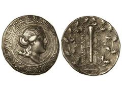 Tetradracma. 158-149 a.C. AMPHIPOLIS. MACEDONIA. Anv.: Busto de Artemisa a derecha, sobre escudo macedonio. Rev.: Clava vertical, a izquiera y derecha leyenda. 16,30 grs. AR. (Limaduras en canto). Se-