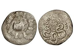 Tetradracma cistofórico. 133 a.C. PÉRGAMO. Anv.: Cista mística. Rev.: Arco carcaj entre serpientes. 11,82 grs. AR. Se-3948. MBC-/MBC.