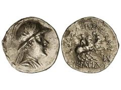 Tetradracma. 11-135 a.C. EUKRATIDES. BACTRIA e INDOGRECIA. Anv.: Busto diademado con casco ornamentado a derecha. Rev.: Los Dióscuros a caballo a derecha, encima y debajo leyenda. 15,70 grs. AR. Se-75