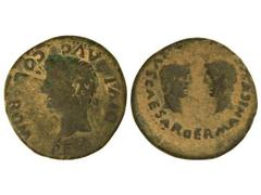 As. ÉPOCA DE TIBERIO. COLONIA ROMULA. Anv.: Cabeza laureada de Tiberio, alrededor DIVI AVG. COL. ROM. Rev.: Cabezas enfrentadas de Germanico y Druso. 12,10 grs. Pátina verde. AB-2016. MBC-.