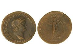 Dupondio. Acuñada el 54-55 d.C. NERÓN. Anv.: IMP. NERO CAESAR AVG. P. MAX. (TR. P. P. P.). Cabeza laureada a derecha. Rev.: VICTORIA AVG(VSTI) S. C. Victoria en marcha a izquierda. 10,60 grs. C-343. (