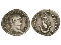 Denario. Acuñada el 80 d.C. TITO. Anv.: IMP. TITVS CAES. VESPASIAN. AVG. P. M. Cabeza laureada a derecha. Rev.: TR. P. IX IMP. XV COS. VIII P. P. Delfín enroscado en un ánfora. C-309. MBC.