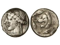 Tetradracma. 466-425 a.C. LEONTINOI. Anv.: Busto de Apolo a izquierda. Rev.: Cabeza de león, alrededor cuatro granos de trigo. 16,10 grs. AR. (Oxidaciones). Se-833. MBC.