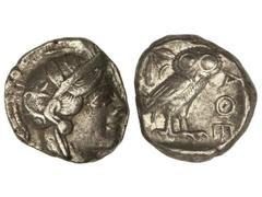 Tetradracma. 449-413 a.C. ATENAS. Anv.: Cabeza de Atenea a derecha. Rev.: Lechuza en pie de frente, delante A¶E, detrás rama de olivo y creciente. 16,90 grs. AR. Se-2526. MBC/MBC+.