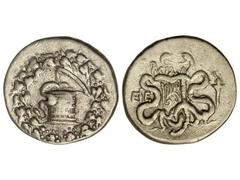 Tetradracma Cistofórico. 133 a.C. PÉRGAMO. Anv.: Cista mística. Rev.: Arco y carcaj entre serpiente. 12,60 grs. AR. Se-3944. (MBC).