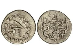 Tetradracma Cistofórico. 133 a.C. PÉRGAMO. Anv.: Cista mística. Rev.: Arco y carcaj entre serpiente, encima ciervo. 12,50 grs. AR. Se-3944 var. MBC.