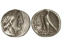 Tetradracma. 285-246 a.C. PTOLOMEO II. SIDÓN. Anv.: Cabeza diademada de Ptolomeo I a derecha. Rev.: Águila en pie a izquierda, alrededor leyenda. 14,20 grs. AR. Se-7772. MBC.