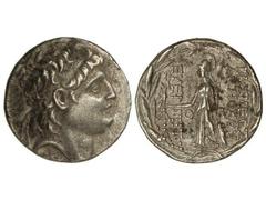 Tetradracma. 138-129 a.C. ANTÍOCOS VII. REINO SELÉUCIDA. Anv.: Cabeza diademada a derecha. Rev.: Atenea en pie a izquierda, delante y detrás leyenda. 16,50 grs. AR. (Pequeños golpecitos y oxidaciones)
