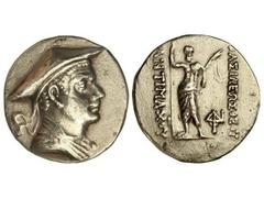 Tetradracma. 171-160 a.C. ANTÍMACOS. BACTRIA E INDOGRECIA. Anv.: Busto diademado a derecha con kausia. Rev.: Poseidón en pie de frente con tridente y palma, delante y detrás leyenda. 16,30 grs. AR. (R