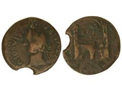 Dupondio. ÉPOCA DE TIBERIO. EMÉRITA. Anv.: DIVVS AVGVSTVS PAT.PATRIA. Cabeza radiada de Augusto a izquierda. Rev.: (AVGVSTA EMERITA). Puerta. 18,70 grs. Pátina marrón. (Pequeñas oxidaciones. Cospel ir