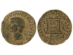 As. ÉPOCA DE TIBERIO. ILICI. Anv.: (TI. CAESAR) DIVI. AVG. F. AVGVSTVS P. M. Cabeza de Tiberio a izquierda. Rev.: M. IVLIVS SETTAL. L. SESTI. CELER. II VIR. SAL. AVG. C. I. I. A. Ara. 12 grs. Pátina n