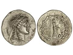 Tetradracma. Siglo II a.C. MYRINA. Anv.: Cabeza laureada de Apolo a derecha. Rev.: Apolo a derecha con pátera y rama de laurel, a sus pies ónfalos y ánfora dentro de láurea. 16,70 grs. AR. Se-4216. EB