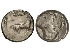 Tetradracma. 439 a.C. SIRACUSA. Anv.: Cuadriga a derecha, encima Nike en vuelo a izquierda. Rev.: Cabeza de Artemisa a derecha rodeada de cuatro delfines. 17,20 grs. AR. (Acuñación floja en parte). Se