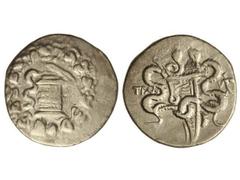 Tetradracma cistofórico. 189-133 a.C. TRALLEIS. LYDIA. Anv.: Cista mística con serpiente. Rev.: Caja alrededor dos serpientes, a izquierda leyenda, a derecha estatua. 12,33 grs. AR. (Pequeños golpecit