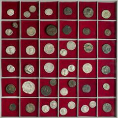 LOTS AND COLLECTIONS Peseta Period Lote 60 monedas. MONEDA GRIEGA a REYES CATÓLICOS. AE y AR. Colección que contiene 3 monedaS Griegas, como un Tetradracma de Alejandro Magno, un As Ibérico, un Dracma