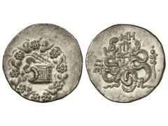 Tetradracma Cistofórico. 133 a.C. PÉRGAMO. Anv.: Cista mística, dentro de corona de hiedra. Rev.: Arco y carcaj entre serpientes, alrededor símbolos y monogramas. 11,90 grs. AR. Se-3948. EBC-.