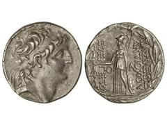 Tetradracma. 138-129 a.C. ANTÍOCO VII. REINO SELÉUCIDA. Anv.: Cabeza diademada a derecha. Rev.: Atenea en pie a izquierda sosteniendo a Nike, delante y detrás leyenda, todo dentro de corona de laurel.