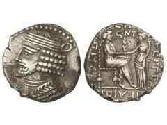 Tetradracma. 38-2 a.C. PHRAATES IV. PARTIA. Anv.: Busto diademado, barbado y acorazado a izquierda. Rev.: El rey entronizado recibiendo palma de Tyche con cornucopia, alrededor leyenda. 14,70 grs. AR.