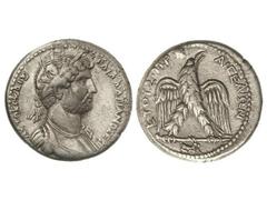 Tetradracma. 117-138 a.C. ADRIANO. AIGEAI. CILICIA. Anv.: Busto laureado a derecha. Rev.: Águila con las alas extendidas. En exergo: cabra. AR. Prieur-718; Se-No cat. MBC.