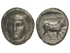 Tetradracma. 405-357 a.C. AINOS. Anv.: Busto de Hermes ornamentado 3/4 a izquierda. Rev.: Cabra con leyenda AINOS en zona superior. 13,80 grs. AR. (Oxidaciones). MUY RARA. Se-1568. MBC-/MBC.