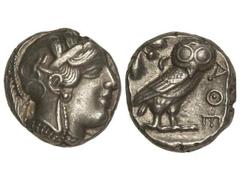 Tetradracma. 449-413 a.C. ATENAS. Anv.: Cabeza de Atenea con casco a derecha. Rev.: Lechuza en pie a derecha, delante ¶, detrás rama de olivo y creciente. 17,30 grs. AR. Se-2526 sim. EBC-.