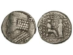 Tetradracma. 38-32 a.C. PHRAATES IV. PARTIA. Anv.: Busto de Phraates a izquierda. Rev.: Rey coronado recibiendo presentes, alrededor leyenda. 14,30 grs. AR. Se-7466. MBC/MBC-.