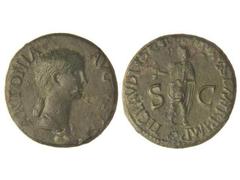 Dupondio. Acuñada el 41-42 d.C. ANTONIA. Anv.: ANTONIA AVGVSTA. Busto descubierto a derecha. Rev.: TI. CLAVDIVS CAESAR AVG. P. M. TR. P. IMP. S. C. Claudio en pie a izquierda. 15,30 grs. Pátina verde.