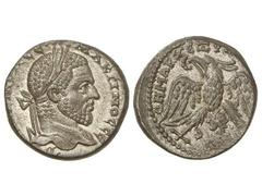 Tetradracma. 217-218 d.C. MACRINO. SIRIA. Anv.: Cabeza laureada a derecha, alrededor leyenda. Rev.: Águila en pìe, cabeza a izquierda, entre las patas cabeza radiada de Shamash. 13 grs. AR. Brillo ori