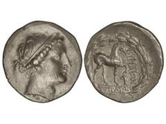 Tetradracma. 150-145 a.C. KYME. AEOLIS. Anv.: Cabeza diademada de la amazona Kyme a derecha. Rev.: Caballo a derecha, delante y debajo leyenda dentro de láurea. 16,40 grs. AR. Pátina gris. Se-4183. MB