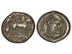 Tetradracma. 475-466 a.C. LEONTINI. Anv.: Cuadriga a derecha encima Nike. Rev.: Cabeza de león a derecha, alrededor cuatro granos de cebada y leyenda. 16,70 grs. AR. Se-825 var. MBC/MBC-.