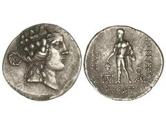 Tetradracma. 148 a.C. MARONEIA. Anv.: Cabeza de Dionisos joven a derecha. Rev.: Dionisos en pie con racimo de uvas a izquierda, alrededor leyenda. 16,20 grs. AR. Pátina. Se-1635. (EBC-).