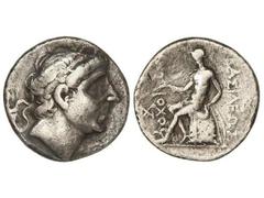 Tetradracma. 261-246 a.C. ANTÍOCO II. REINO SELÉUCIDA. Anv.: Cabeza diademada a derecha. Rev.: Apolo sentado a izquierda sosteniendo flecha y arco, alrededor leyenda. 14,76 grs. AR. (Golpes). Se-6886.