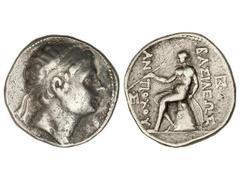 Tetradracma. 223-187 a,C, . ANTÍOCOS III. REINO SELÉUCIDA. Anv.: Cabeza diademada a derecha. Rev.: Apolo sentado a derecha sosteniendo arco y flecha. 16,90 grs. AR. (Golpecitos). Se-6934 sim. MBC-.