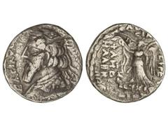 Tetradracma. 8-12 d.C. VONONES. PARTIA. Anv.: Busto diademado, barbado y acorazado a izquierda. Rev.: Nike en pie a izquierda, alrededor leyenda. 12,88 grs. AR. (Grafiti en anverso). GIC-5767. MBC.