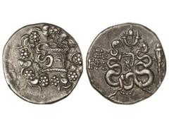 Tetradracma cistofórico. 133-67 a.C. EFESO. Anv.: Cista mística conteniendo serpiente, rodeada de corona de hiedra. Rev.: Carcaj entre dos serpientes, a derecha antorcha, a izquierda monogramas. 12,45