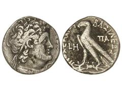 Tetradracma. 106-88 a.C. PTOLOMEO X. ALEJANDRIA. Anv.: Cabeza diademada a derecha. Rev.: Águila a izquierda sobre rayo, alrededor leyenda. 12,7 grs. AR. (Rayitas). Se-7938 var. (MBC-).