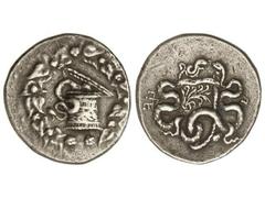 Tetradracma Cistofórico. 133 a.C. PÉRGAMO. Anv.: Cista mística. Rev.: Arco y carcaj, entre dos serpientes. 12,70 grs. AR. Se-3947 sim. MBC.