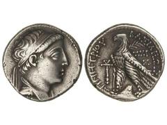 Tetradracma. 129-125 a.C. DEMETRIOS II. REINO SELÉUCIDA. Anv.: Busto diademado a derecha. Rev.: Águila a izquierda alrededor leyenda, delante estandarte fenicio. 13,90 grs. AR. Se-7105 var. MBC+.