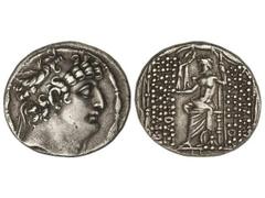 Tetradracma. 93-83 a.C. FILIPO FILADELFOS. REINO SELÉUCIDA. Anv.: Busto diademado a derecha. Rev.: Zeus entronizado con cetro y sosteniendo a Nike, delante y detrás leyenda. 15,60 grs. AR. Se-7196. MB