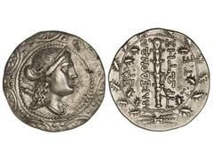 Tetradracma. 158-149 a.C. AMPHIPOLIS. Anv.: Busto de Artemisa sobre escudo macedonio a derecha. Rev.: Clava vertical, a los lados leyenda, todo dentro de corona de roble. 14,44 grs. AR. Se-1386 sim. E